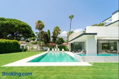 Ultra Luxury 5 Bedroom Retreat with Rooftop Solarium - Image 1