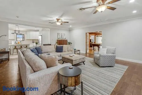 Modern Spacious 3 Bedroom Home - Image 1