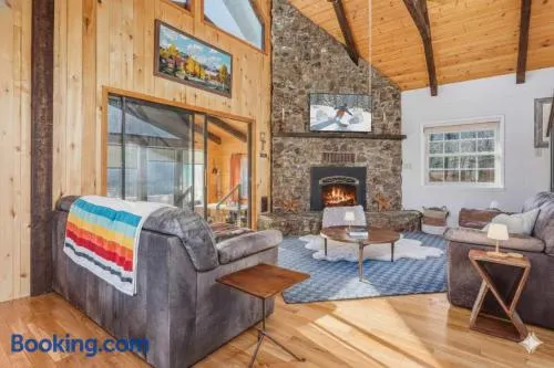 Scenic Mtn Retreat w Hot Tub & Mountain Views - Image 1