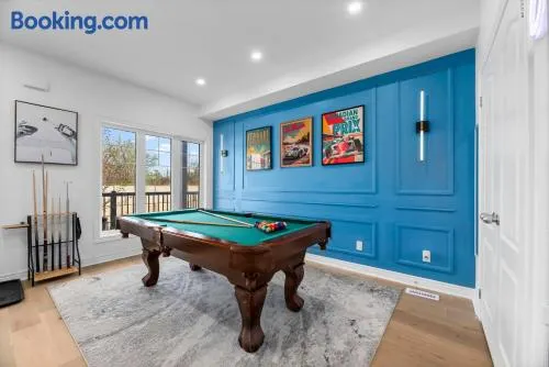 Dove Manor Spacious 9 Beds 3 Full Baths Near Pickering Centre - Image 1