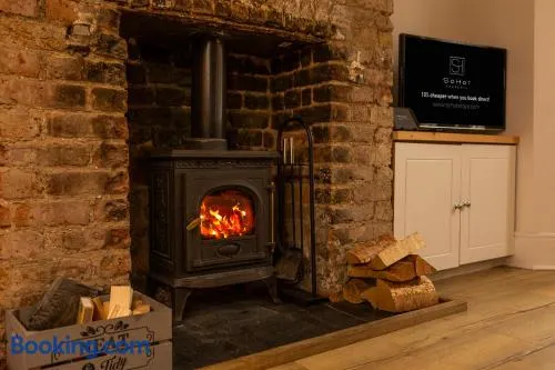 Stylish Coastal Retreat with Hot Tub & Log Burner in Margate - Image 1