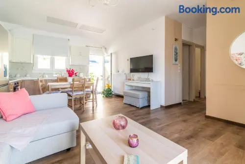 Sophia's Comfortable Home with a Private Backyard - Image 1