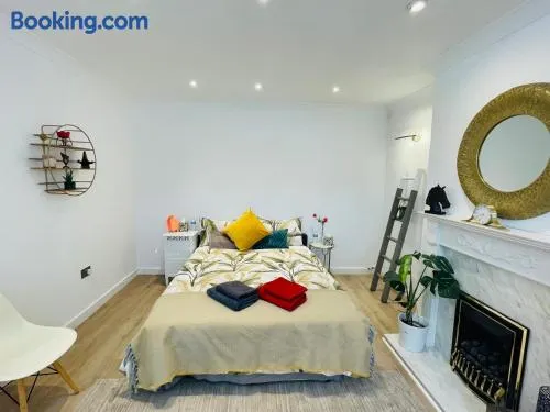 Rooms in a beautiful house with free on St parking - Image 1