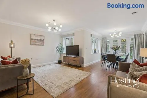 Lavender House - 4-Bedroom Family Home in Maidenhead with Parking - Image 1
