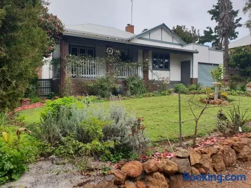 Walnut Cottage - 2 bedroom pet friendly country cottage - Image 1