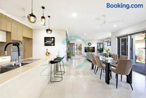 Zenhouse Vista Elegant 5BR Coastal Haven - Image 1