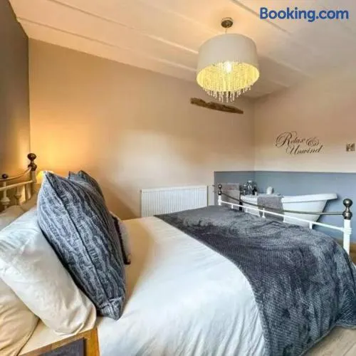 Meadow View Cottage - cosy, romantic & 20 mins from Alton Towers - Image 1