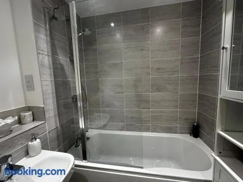 Modern Private Room and Bath in Maidenhead Near Heathrow Airport - Image 1