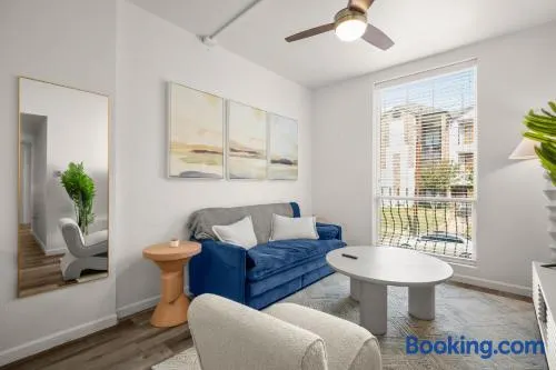 Walk to UT 3BR Sleeps 8 Parking 10 Min DT - Image 1