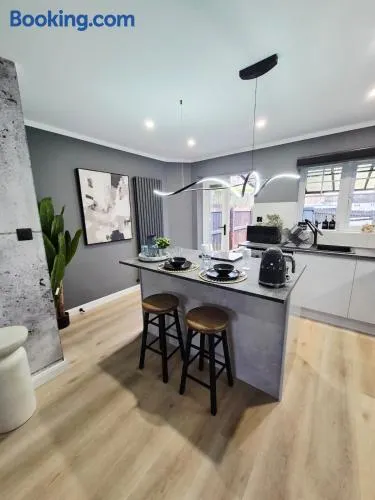 Elegant 2 bedroom house, FREE parking, close to EDINBURGH - Image 1