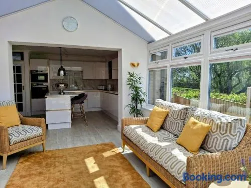 Modern townhouse with easy access to London - Image 1