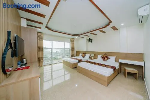 Cat Ba My Ngoc View Hotel - Image 1