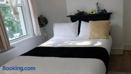 cozy rooms or entire Townhouse in London, close to Tottenham Hotspur Stadium - Image 1