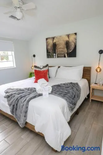 Luxury 4BR, Sleeps 12, Heated Pool, Near Universal Studios - Image 1