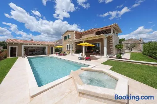 Villa adaptée aux familles avec piscine et barbecue - Image 1