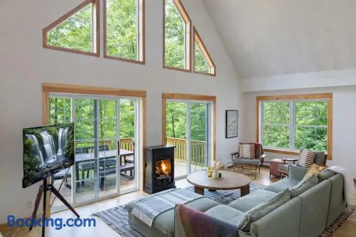 Sagewood Retreat - Stylish Catskills with Hot Tub - Image 1