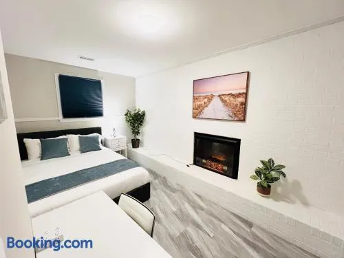 Oxon Hill Cosy Middle Unit 2 bedroom and 1bath near Gaylord - Image 1