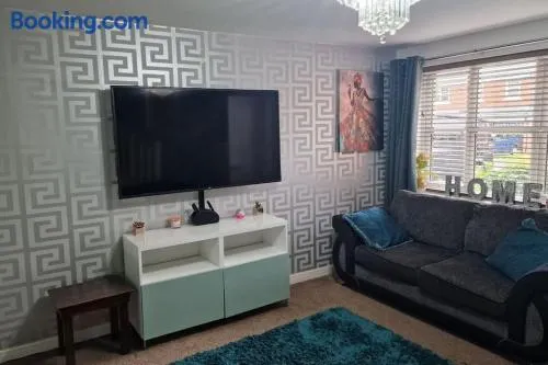 Well Furnished 3 Bedroom House in a cosy estate in Bolton with free parking - Image 1