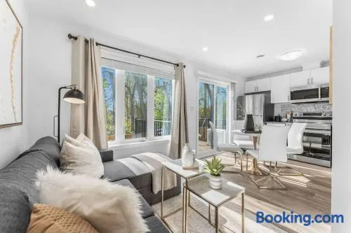 New 2-Bedroom Suite Sleeps 5 7 Minutes to the Falls & Free Parking - Image 1