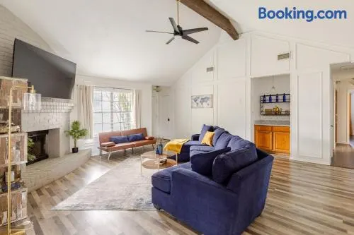 TX Home Away Large Patio, Smart TVs, FAST WiFi - Image 1