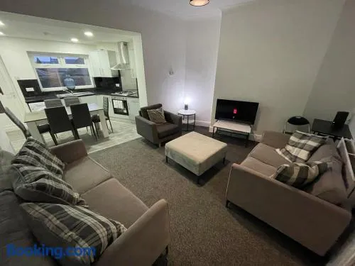 Modern Five Bed Long Stays and Contractors Welcome - Image 1