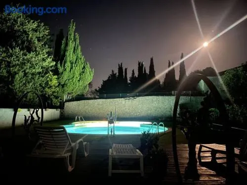 Haut de maison et piscine dans un domaine viticole - Image 1