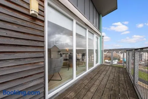 Modern 2 bedroom penthouse with free parking - Image 1