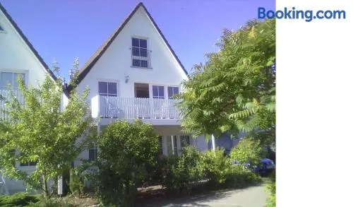 Ruhige, moderne Maisonette Ferienwohnung Rügensonne mit großem Balkon - umgeben vom Wasser - Image 1