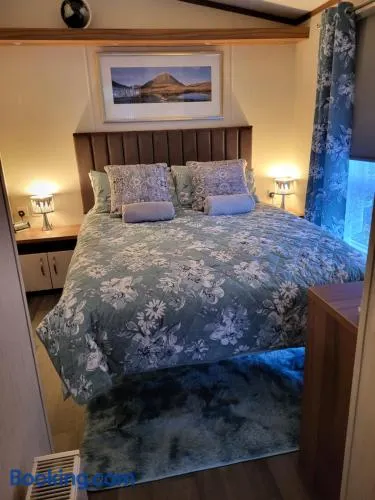 Elegant 2 Bedroom En-Suite Caravan with Bathtub near Edinburgh Seton Sands Holiday Village - Image 1