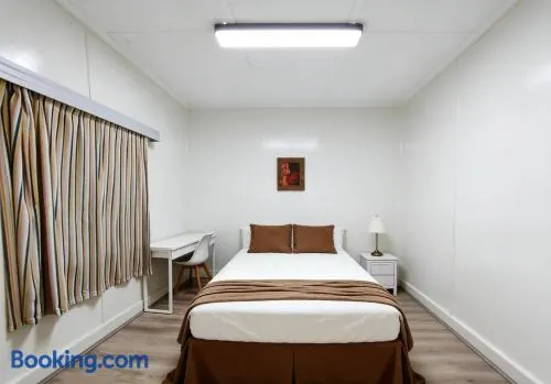 Central Burwood quiet share stay - Image 1