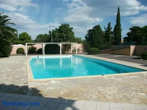 Escapade Parfaite Terrasse ensoleillée Piscine & Parking - Image 1
