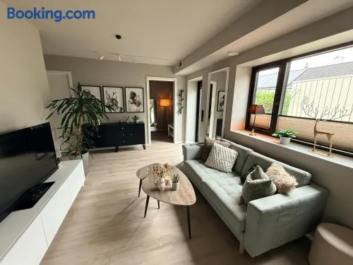 Central, Quiet and Modern Apartment with parking & private patio - Image 1