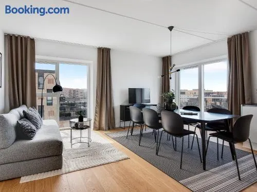 Sanders Arena - Chic Three-Bedroom Apartment Close to Metro Station - Image 1