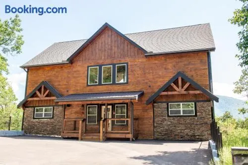 Augys View- Mountain Views-large parking-Large Cabin - Image 1