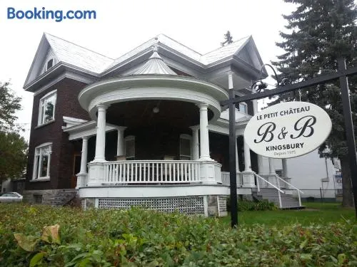 Le Petit Château Montebello B&B - Image 1