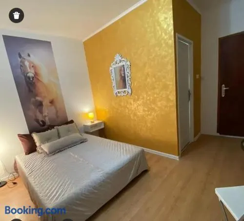 Golden room - Image 1