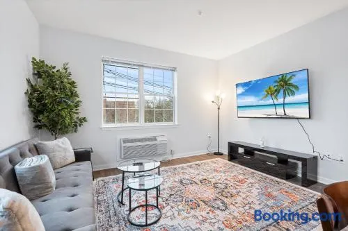 Modern 2BR 2BA Condo Sleeps 8 with Gym Laundry 20 Min to NYC - Image 1