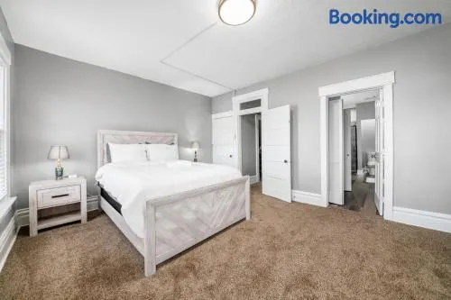 Spacious 3BR Home Near OSU & Short North Sleeps 10 - Image 1