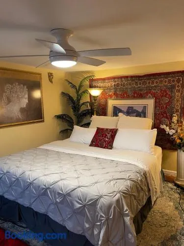 Cozy room in house at Airport & Highway - Image 1