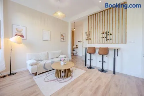 Modern and Bright 2-Room Apartment in City Center - Image 1