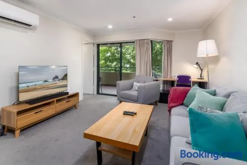 Central 2-bed Apartment with Gym and Spa - Image 1