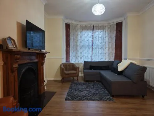 2 bed flat - Image 1