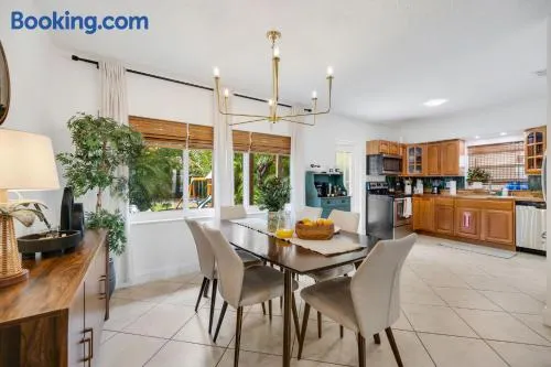 Cozy Dania Beach House with Fenced Backyard - Image 1