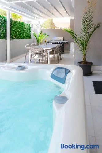 Beautiful 3BR w Private Jacuzzi by Arco Collection - Image 1