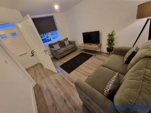 Comfortable 2-Bedroom Barwell Home A with Free Parking - Image 1