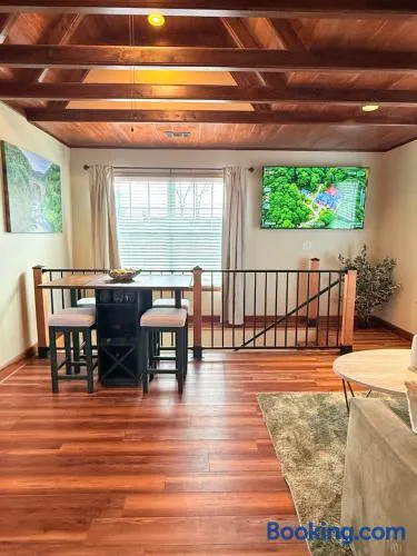 Sunlit Loft, Near GSP and Private Entry - Image 1