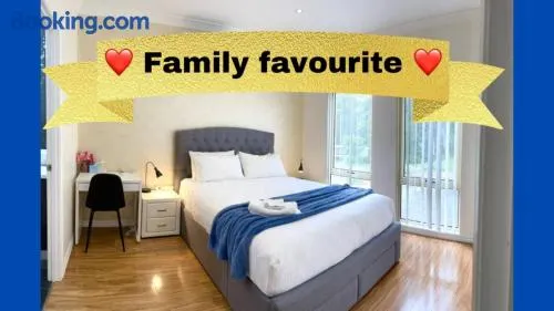 3BR 2 BTH No Stairs Aircon Big Athelstone Home - Image 1