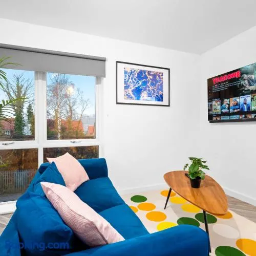 Stylish Two Bedroom Apartment - Sleeps Three - Secure Parking - Fast WiFi 53C - Image 1