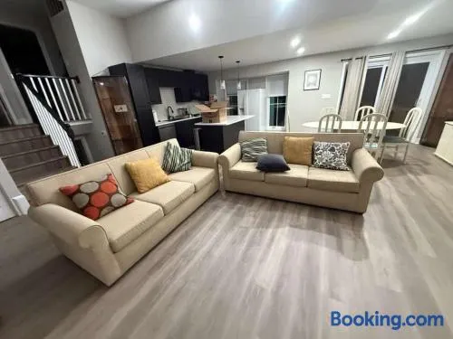 Spacious 5 bedroom single family home sleeps 12 with driveway near DC - Image 1