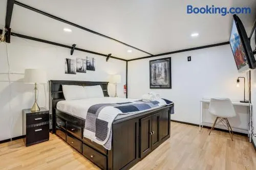 Cozy 1BR Retreat Sleeps 4 Near I-70 & DEN - Image 1